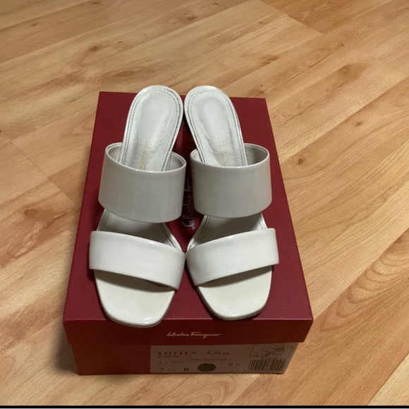 Salvatore Ferragamo pink and beige sandals. - Picture 5 of 11